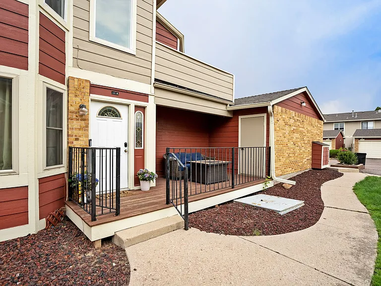424 W Rockrimmon Blvd — Photo 1