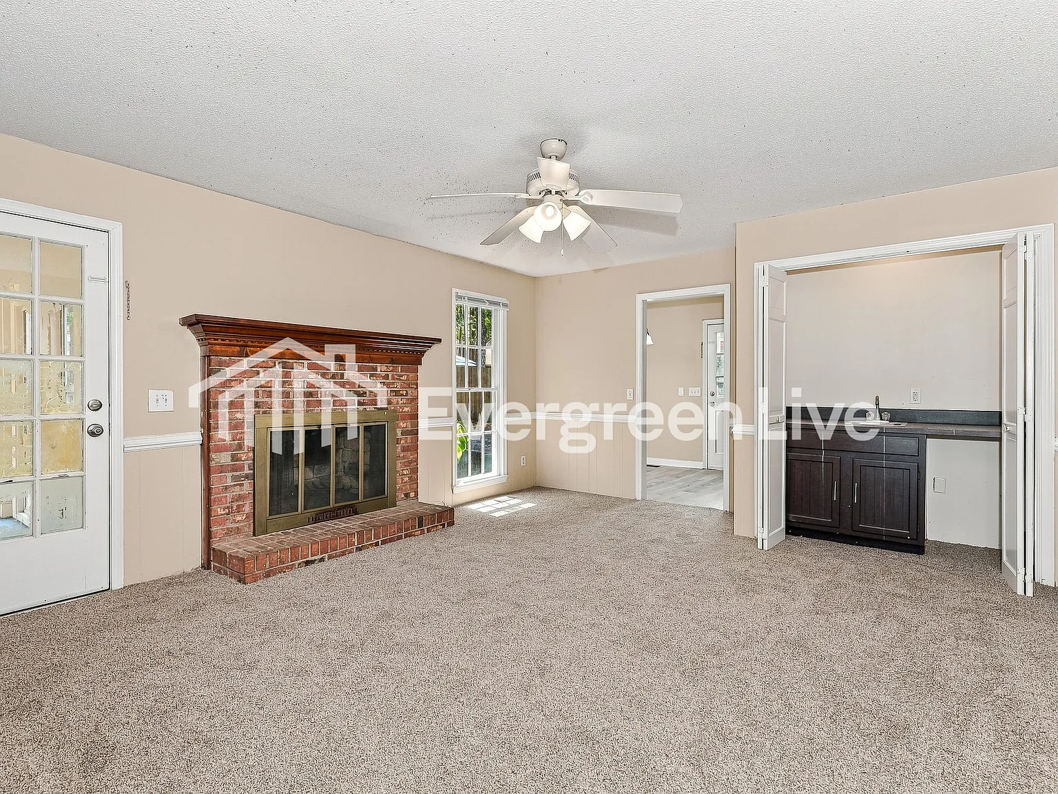 4 bed, 3.0 bath, 2207 sqft, $1,895 — Photo 4