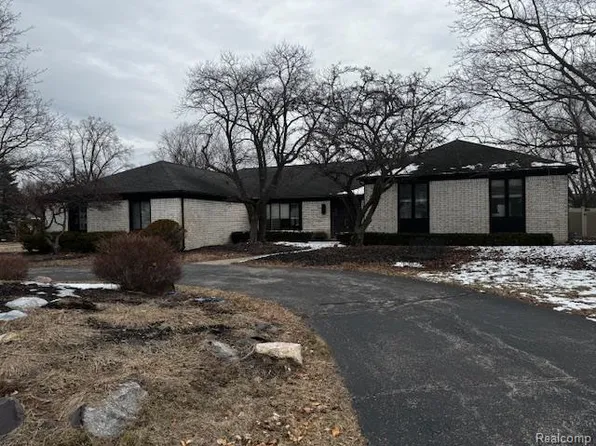 7415 E Franklin Ridge Ln NE, West Bloomfield, MI 48322