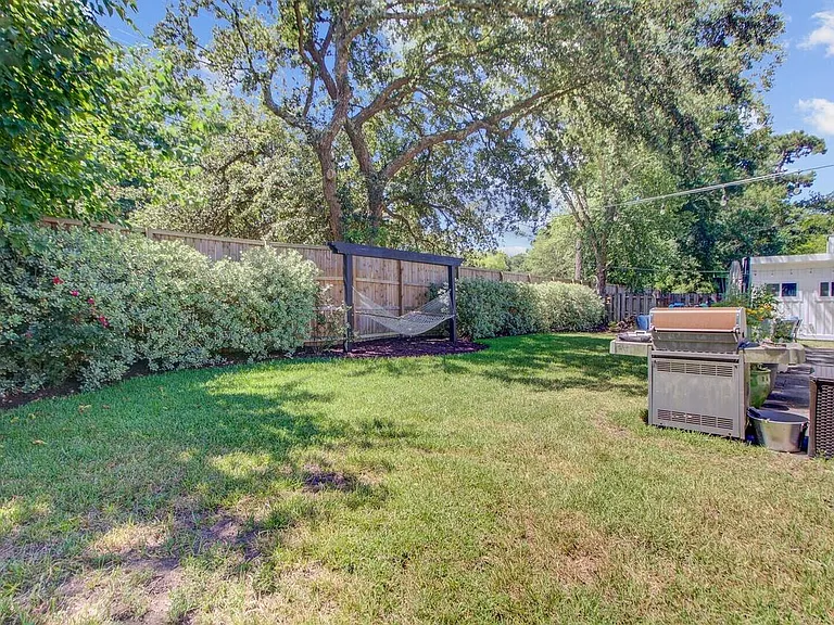 2076 Presidio Dr — Photo 36