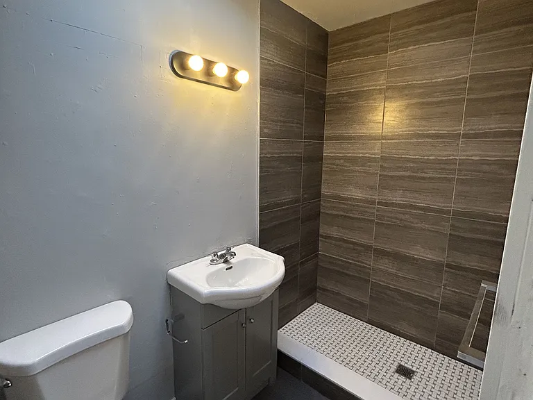 10140 Yonge St #5 — Photo 11