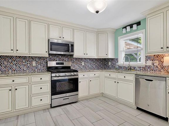 5th image of 951 Alexis Way