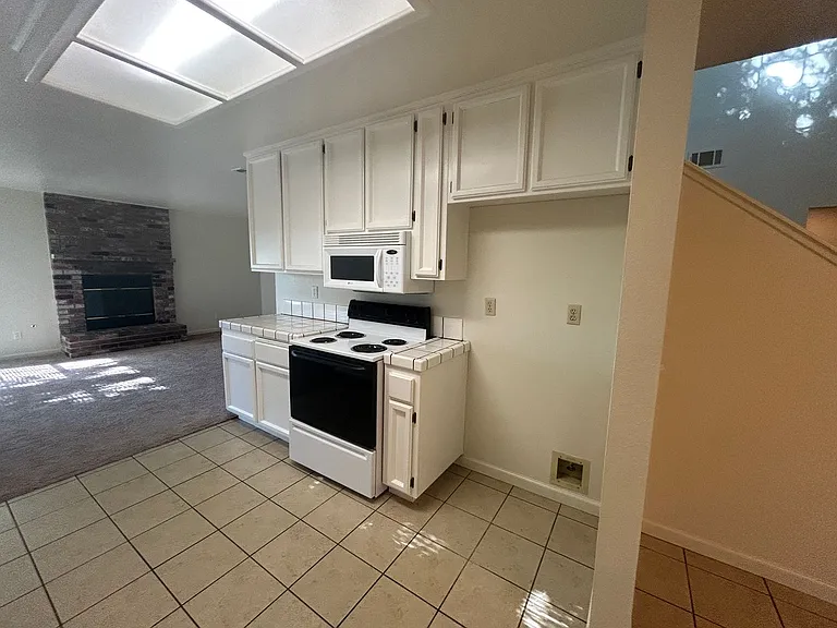 9428 Newington Way — Photo 4