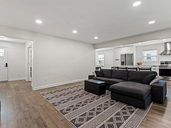 4th image of 423 Linden Ln