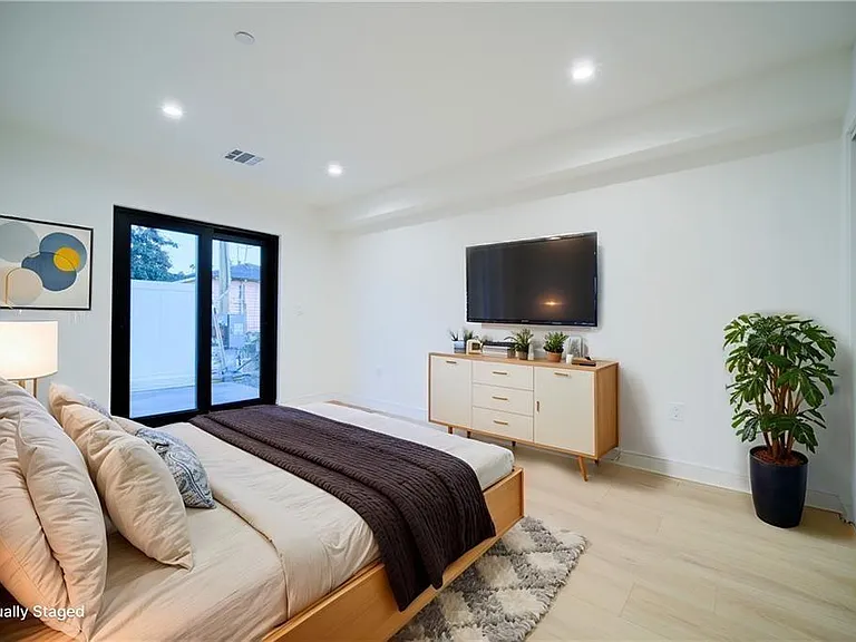 616 N Mariposa Ave #618-1/2 — Photo 2