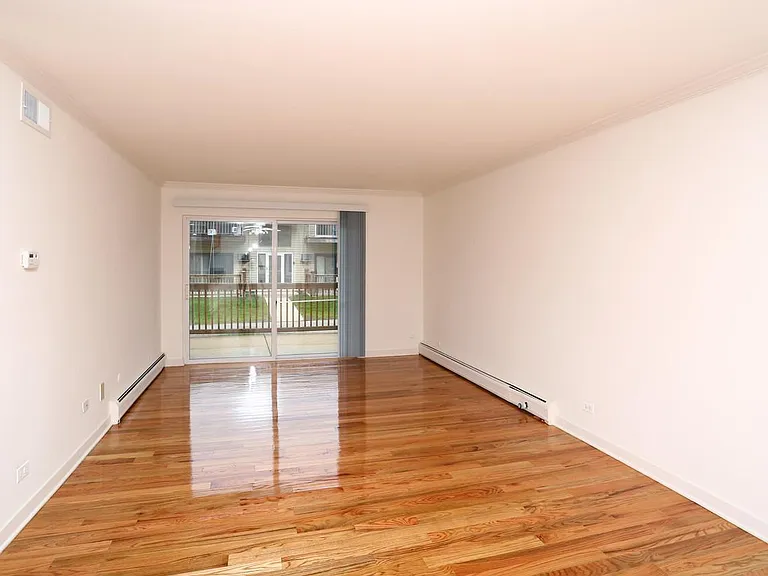 Emerald Court Apartments — Photo 35