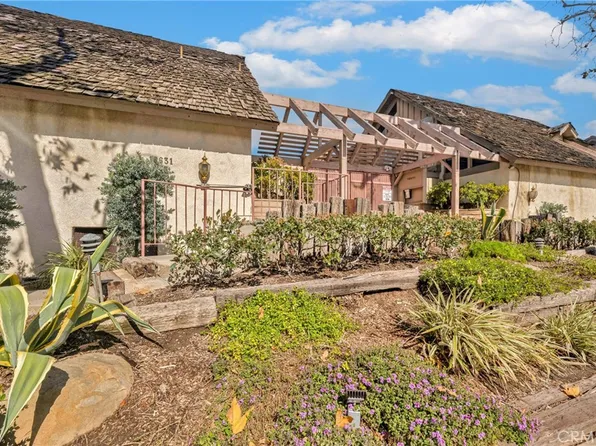 18631 Collins St APT 32, Tarzana, CA 91356