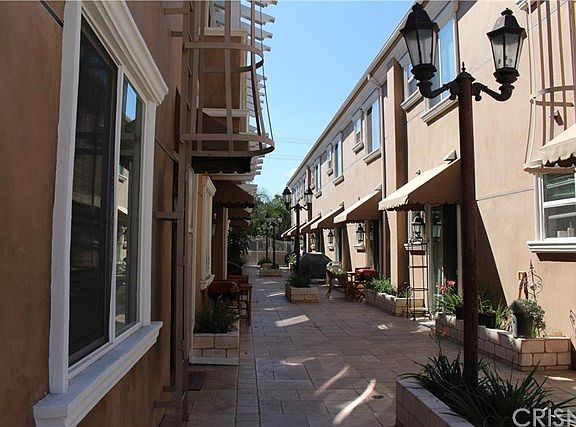 3rd image of 18245 Burbank Blvd Unit 114