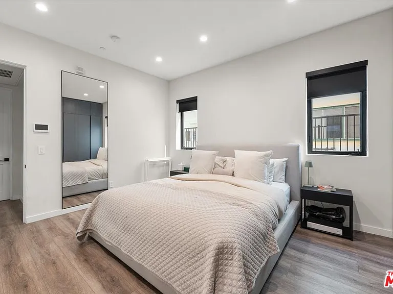 556 N Flores St #2B — Photo 12