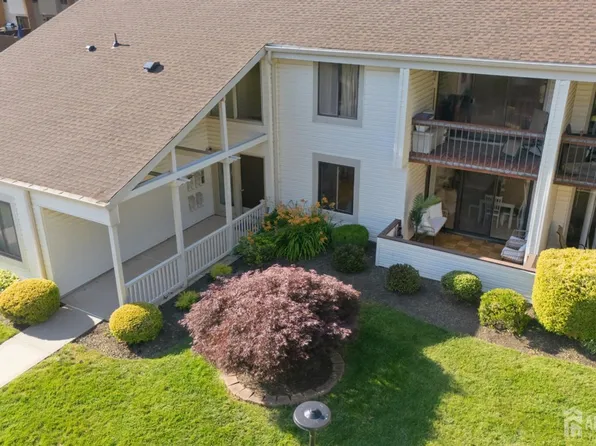 5 Avon Dr, Hightstown, NJ 08520