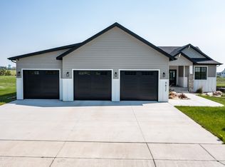 3617 Cogburn Rd, Bismarck, ND 58503