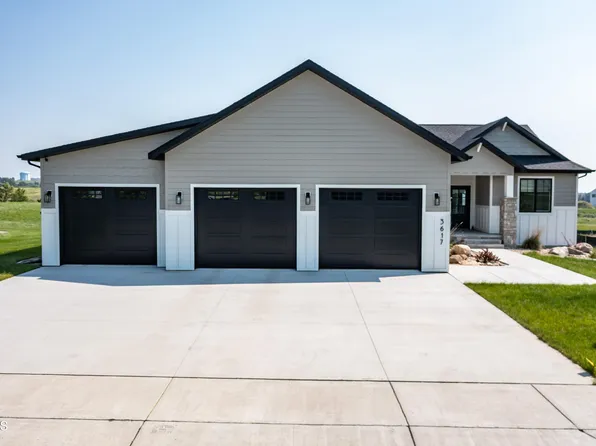 3617 Cogburn Rd, Bismarck, ND 58503