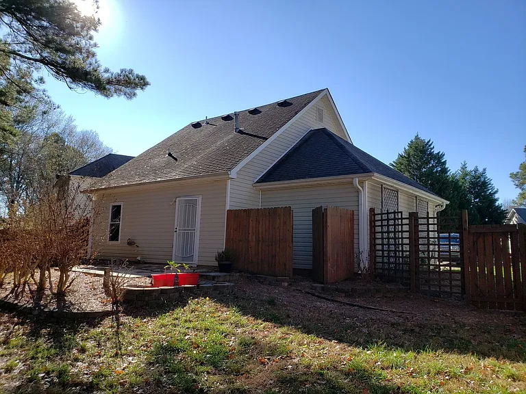 1330 N Hampton Dr — Photo 4
