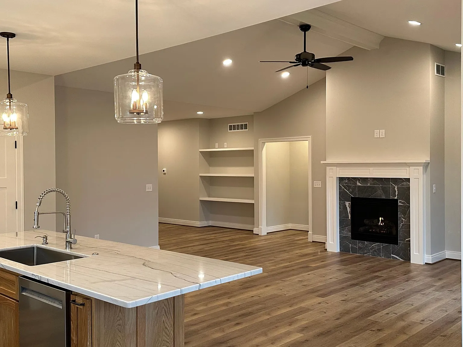3 bed, 2.5 bath, 2400 sqft, $3,300 — Photo 3