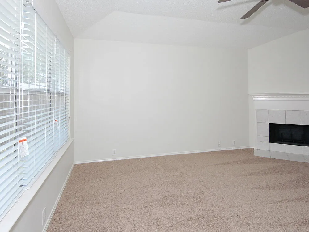3 bed, 2.0 bath, 1861 sqft, $2,285 — Photo 3