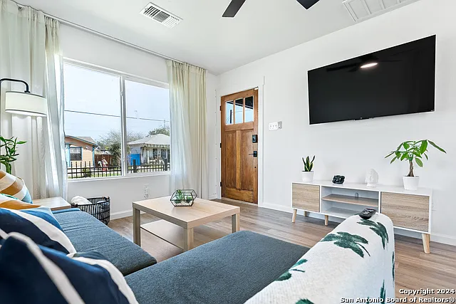 3 bed, 2.0 bath, 1400 sqft, $2,500 — Photo 3