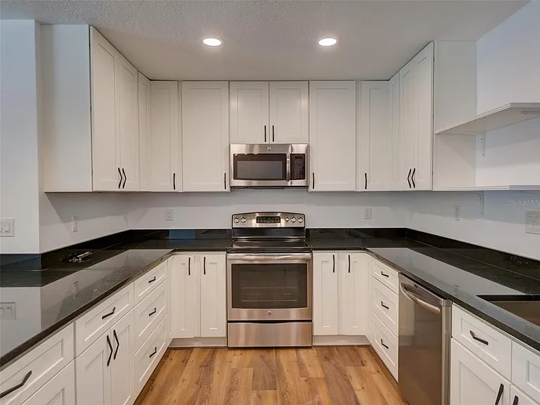305 Sunset Dr — Photo 4