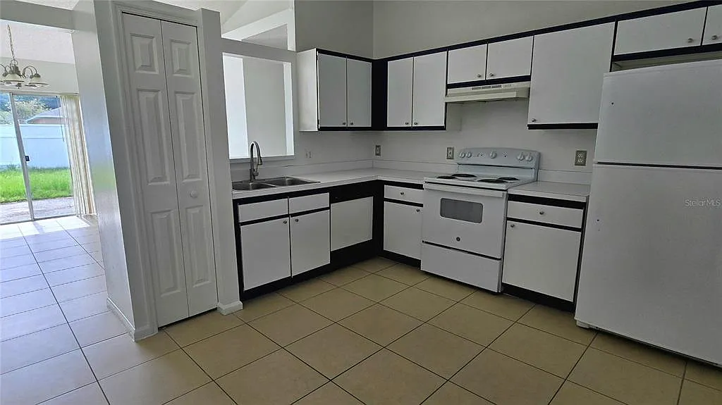 3 bed, 2.0 bath, 1434 sqft, $2,100 — Photo 2