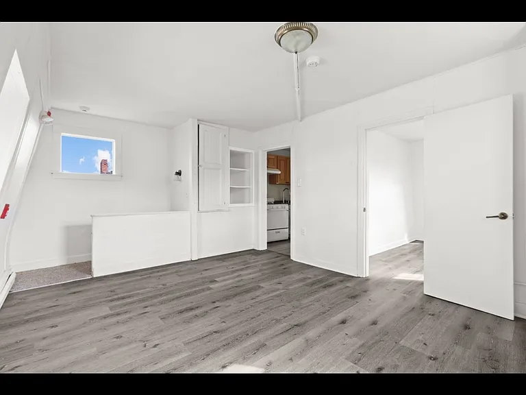 1113 Ferry St #3 — Photo 4