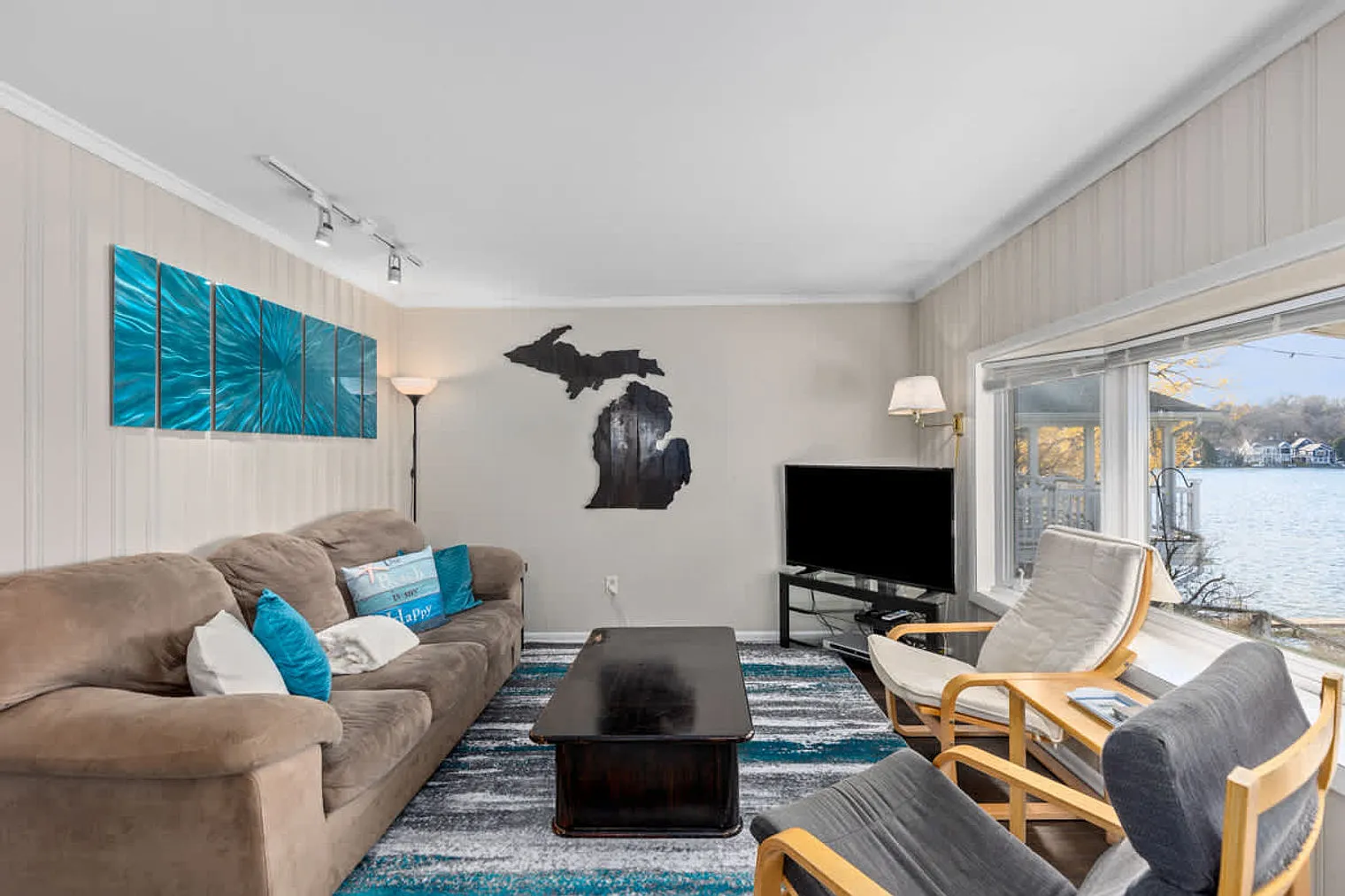2 bed, 1.0 bath, 893 sqft, $1,646 — Photo 2