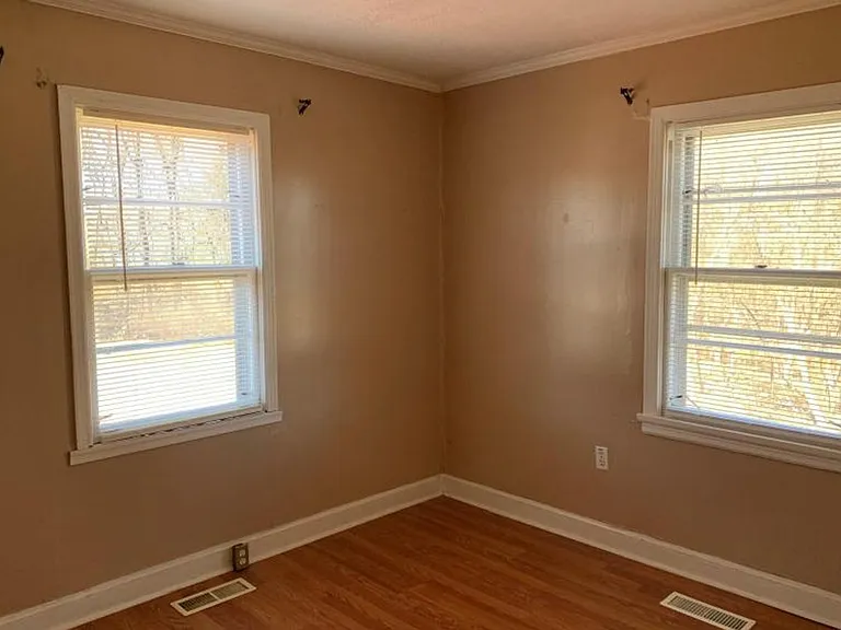 2430 Carter St — Photo 2