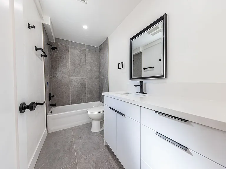 Luxury 3 & 4 Bed Townhomes | Walk to NoHo Arts District + Toluca Lake — Photo 24