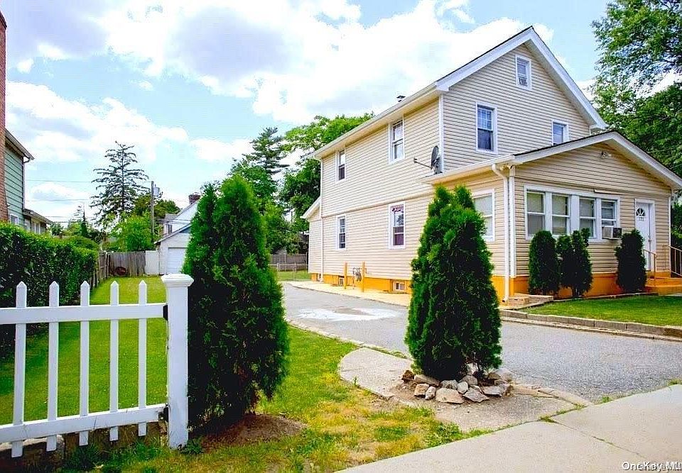 1st image of 121 Fairview Boulevard