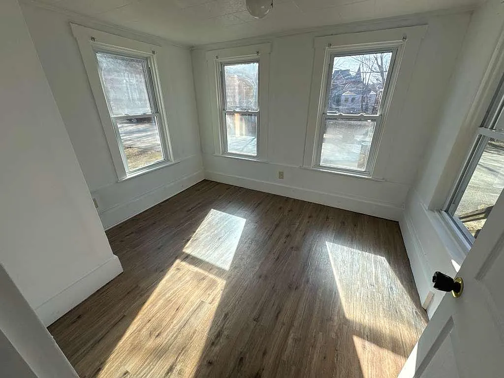 4 bed, $2,000 — Photo 2
