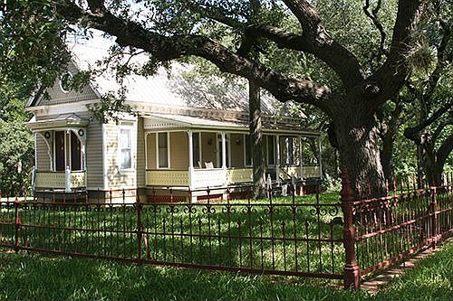 Early Texas Victorian retreat house