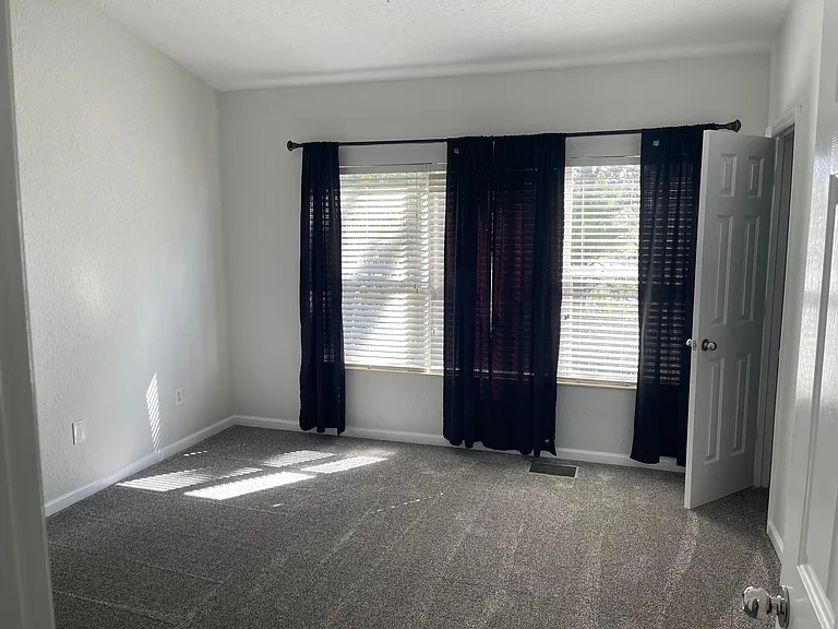 4441 SW 49th Ave — Photo 7