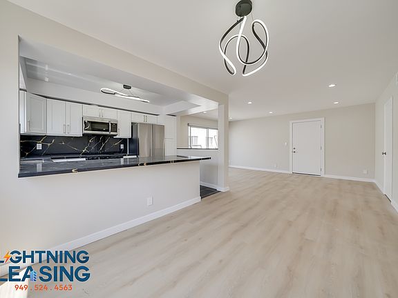 4th image of 1035 S Hayworth Ave #202