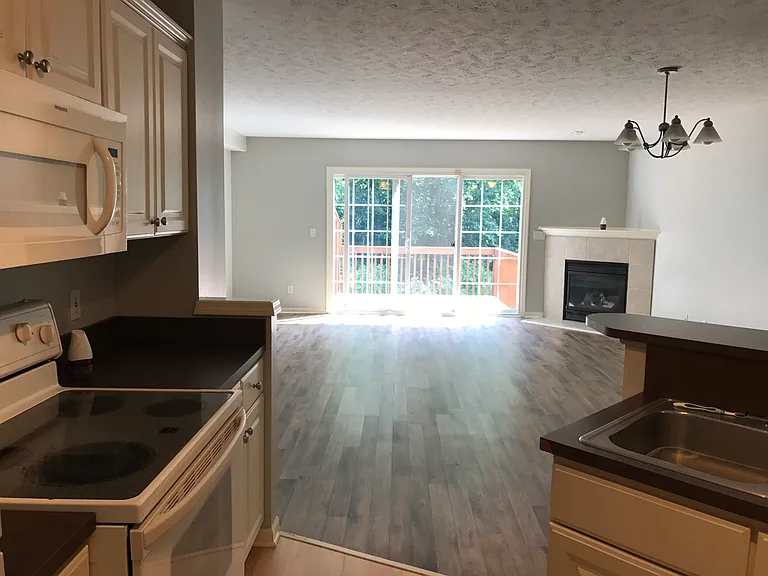 704 Stevens Pointe Dr SE — Photo 3