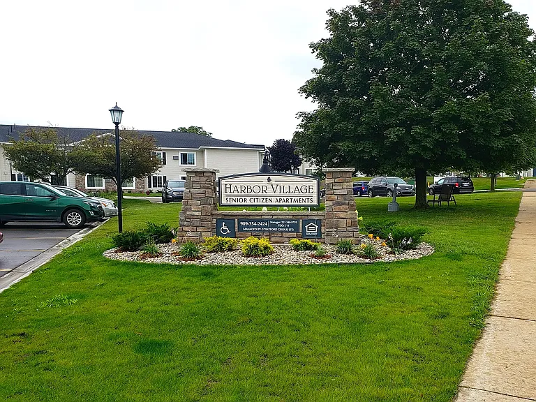 1401 & 1501 Crestview Dr #1401 — Photo 2