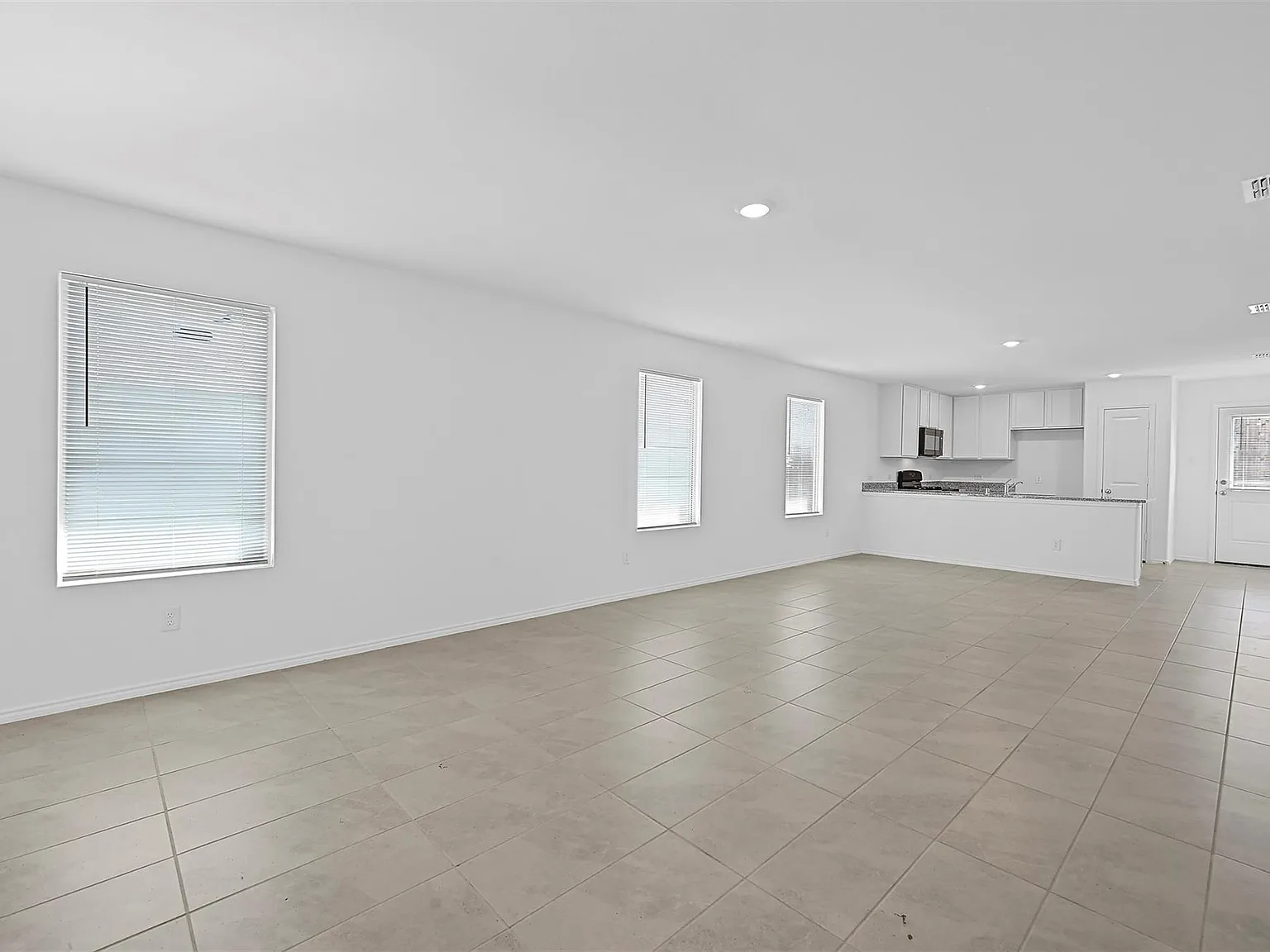 3 bed, 1411 sqft, $2,100 — Photo 2