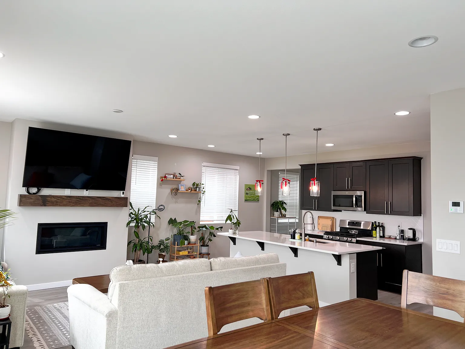 3 bed, 2.5 bath, 2010 sqft, $3,100 — Photo 2