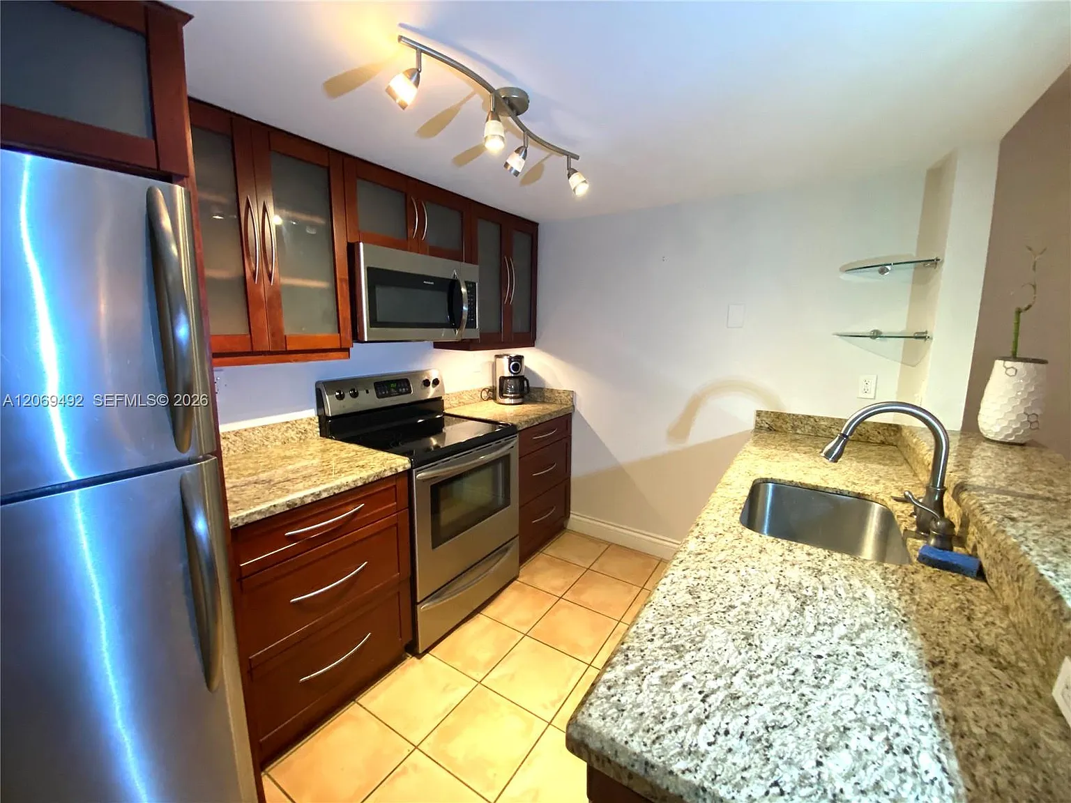Gables Point Condo I — Photo 3