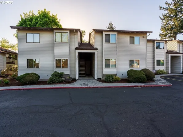 12510 SE Stark St APT F, Portland, OR 97233