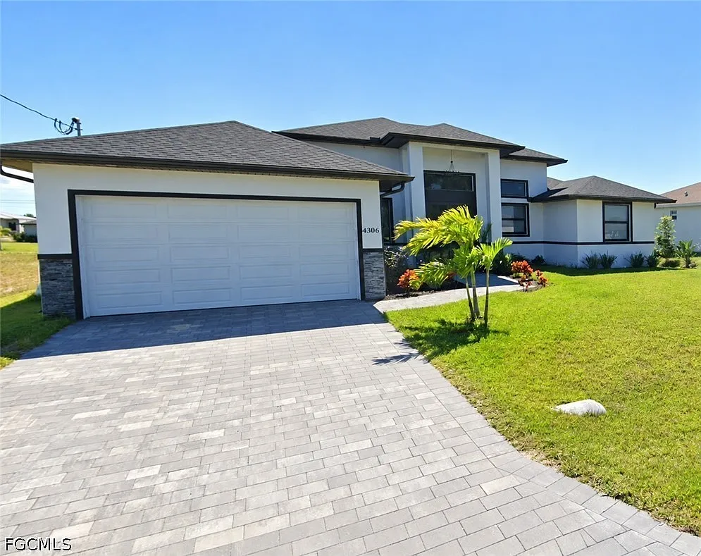 3 bed, 2.0 bath, 1641 sqft, $2,300 — Photo 1