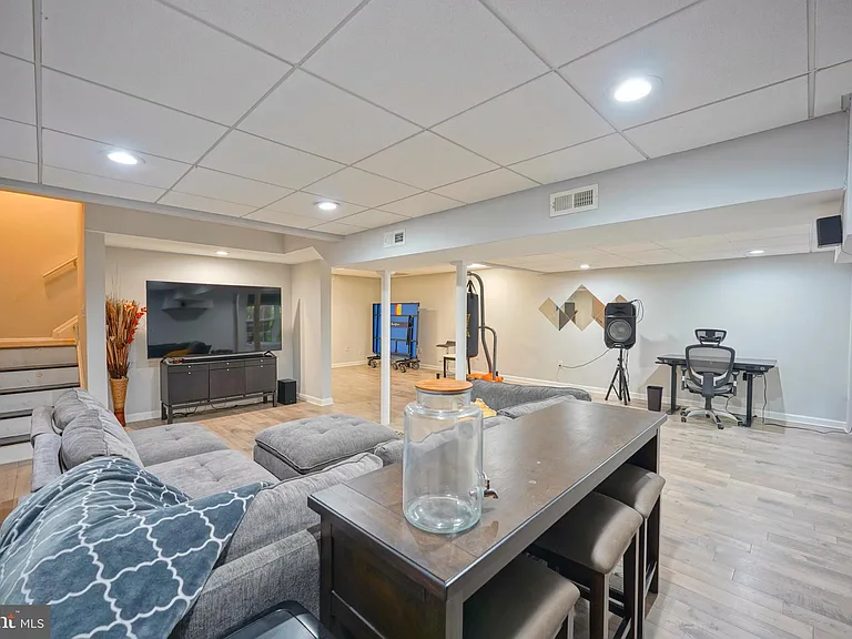 16 Buckingham Pl — Photo 44