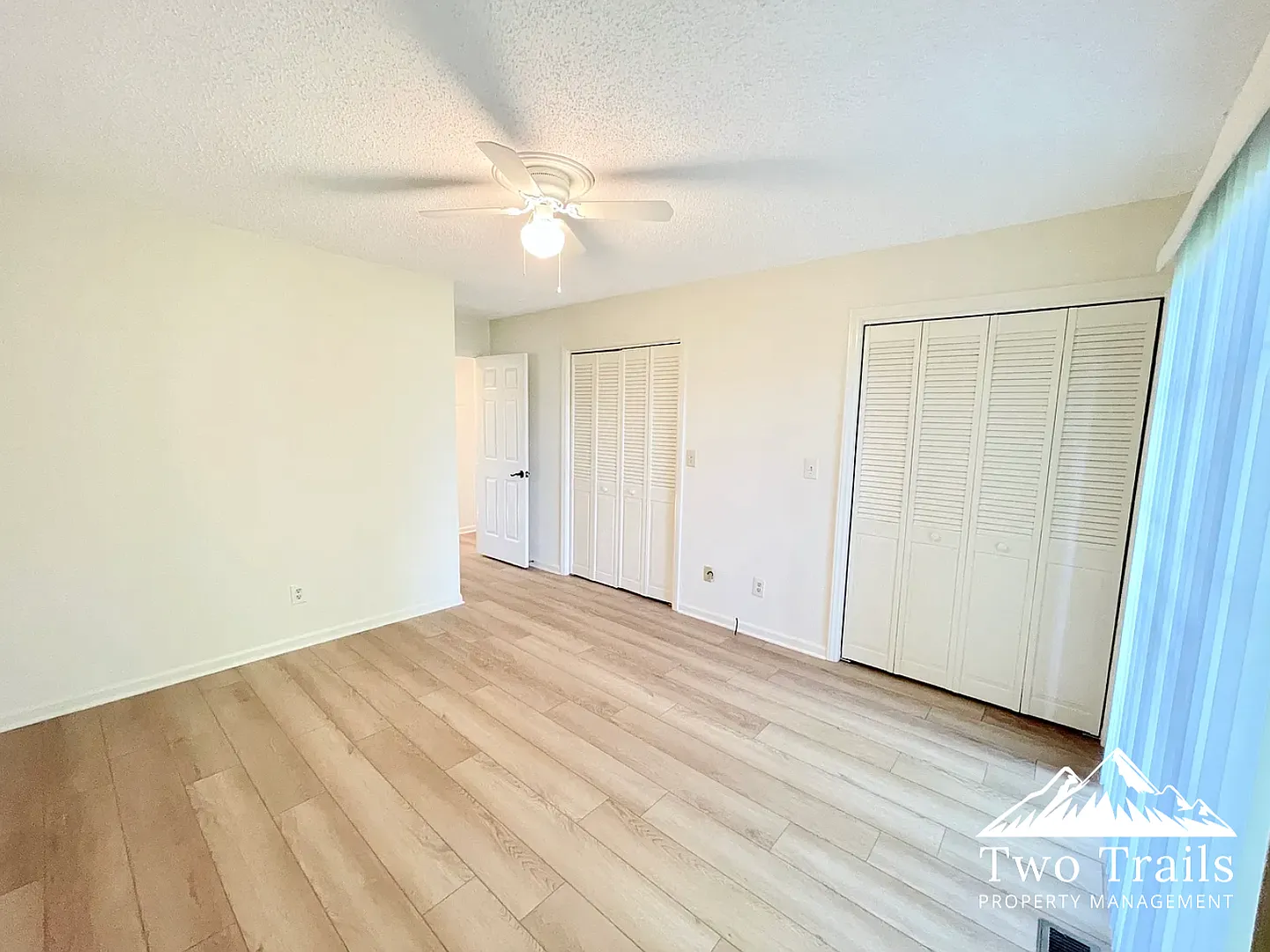 2/2 Lower Level Unit With Gas Fireplace — Photo 3