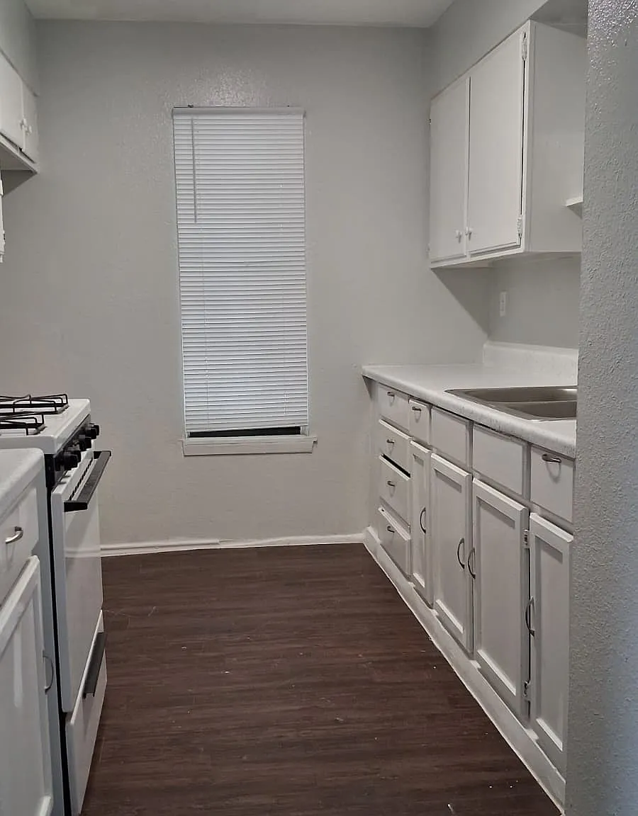 3 bed, 970 sqft, $899 — Photo 1