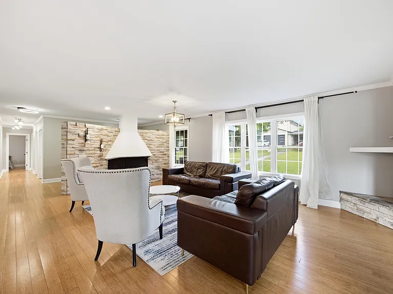 1 Fairhills Dr — Photo 2