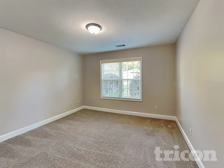 231 W Oak St — Photo 11
