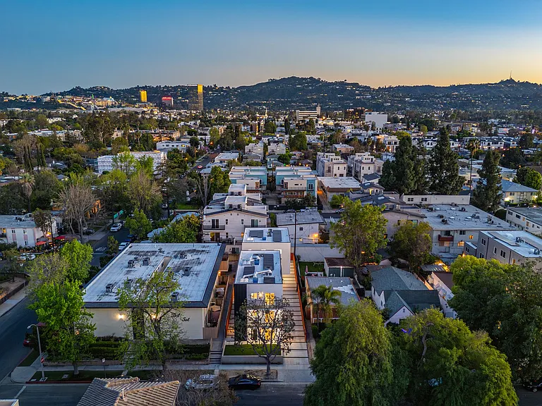 Luxury 3 & 4 Bed Townhomes | Walk to NoHo Arts District + Toluca Lake — Photo 8