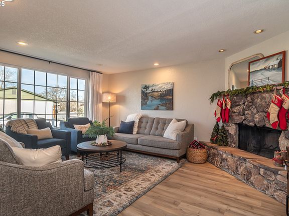 3rd image of 132 Aspen Ct
