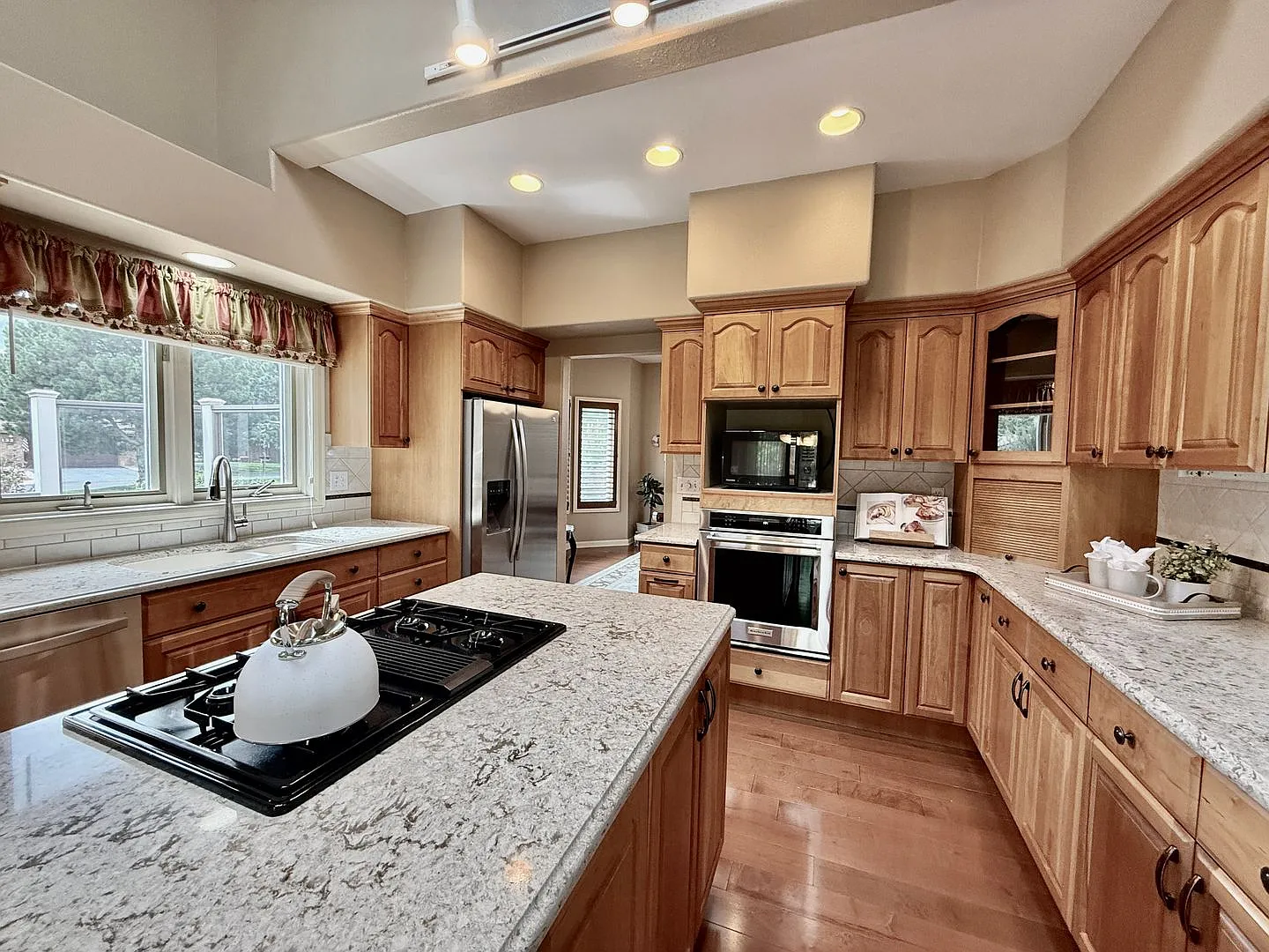 Luxurious 4-Bed Estate Home in Kissing Camels Available for Lease — Photo 3