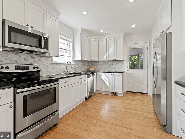 9407 Singleton Dr — Photo 6