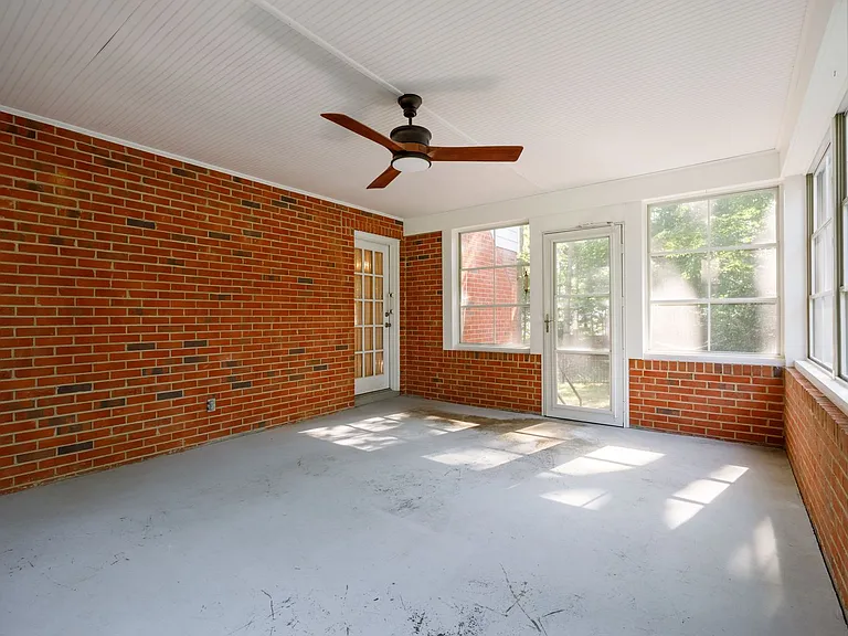 2401 Scarsborough Dr — Photo 25