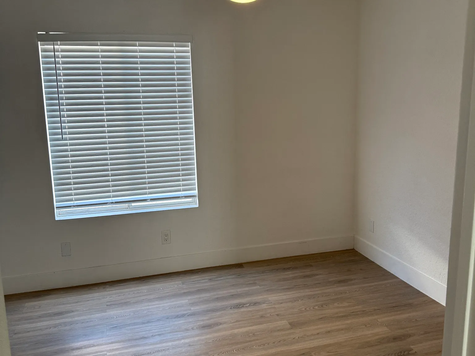 909 Sparrow Ct — Photo 3