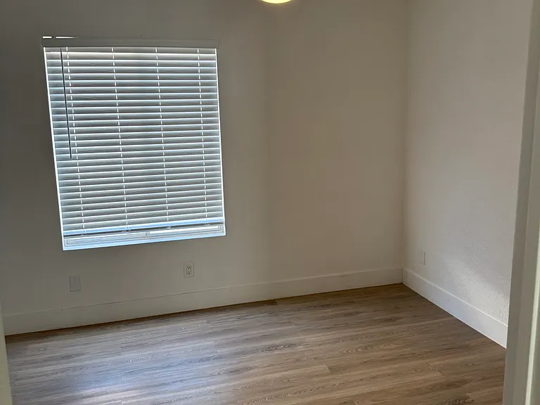 909 Sparrow Ct — Photo 3